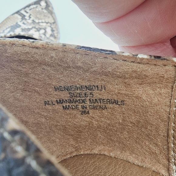 Madden Girl Henie Snake Print Pointed Toe Flats Loafers 6.5 NWOT - Picture 3 of 10